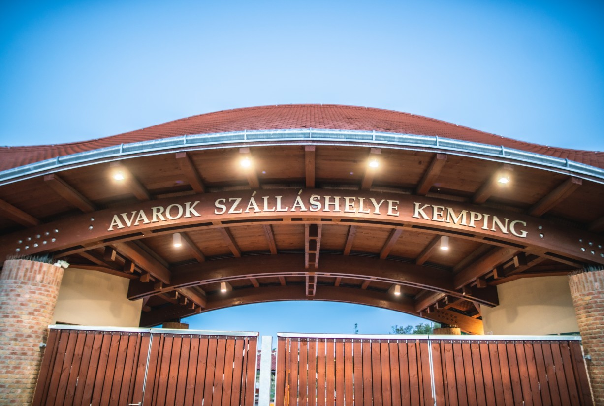 Avarok Szálláshelye Kemping felirat